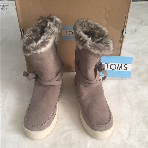 TOMS Vista Faux Fur Lined Suede Boot - Picture 2 of 13